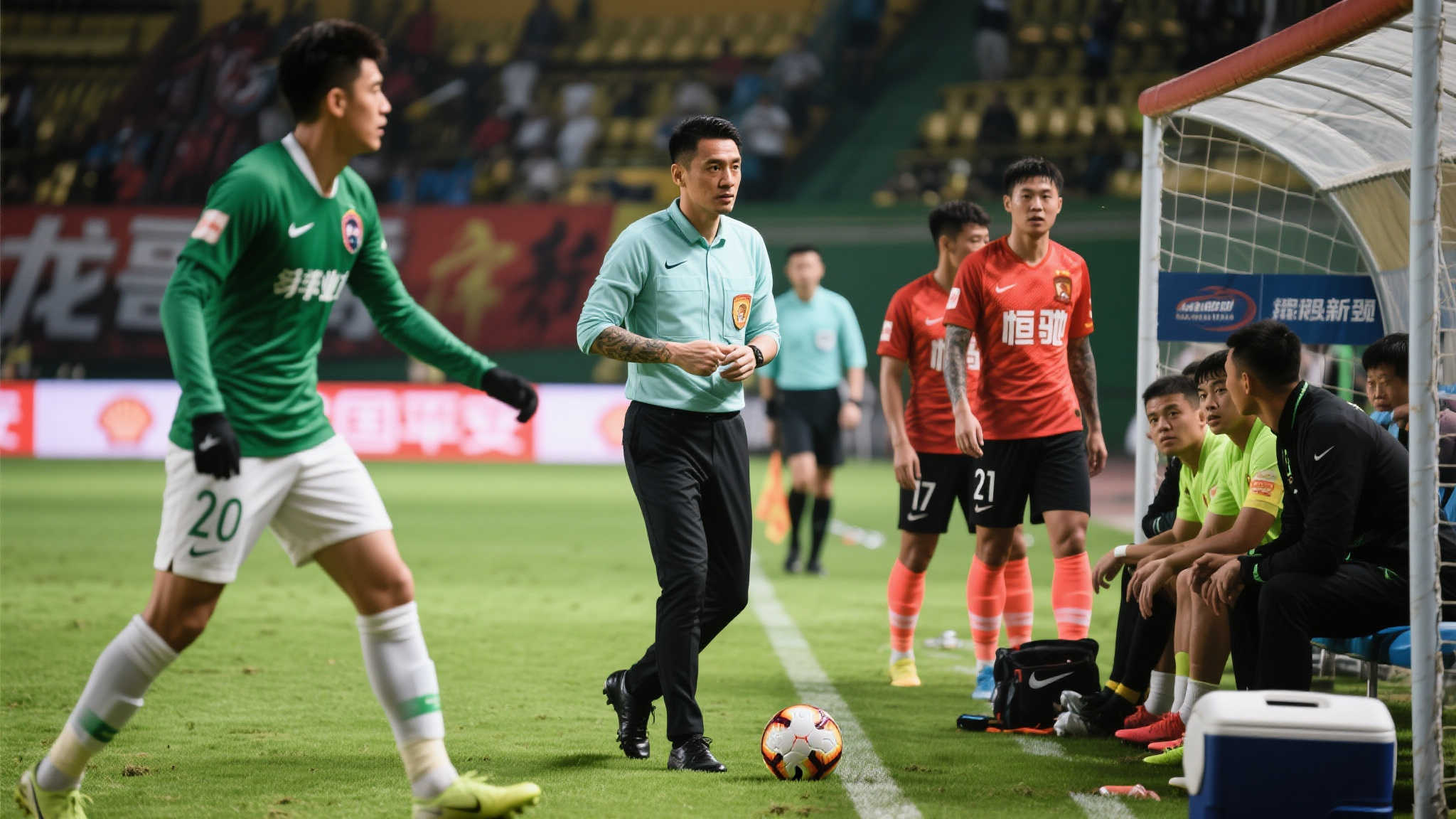 首先，在下半场初期，当对方攻势愈加猛烈而己方防线屡